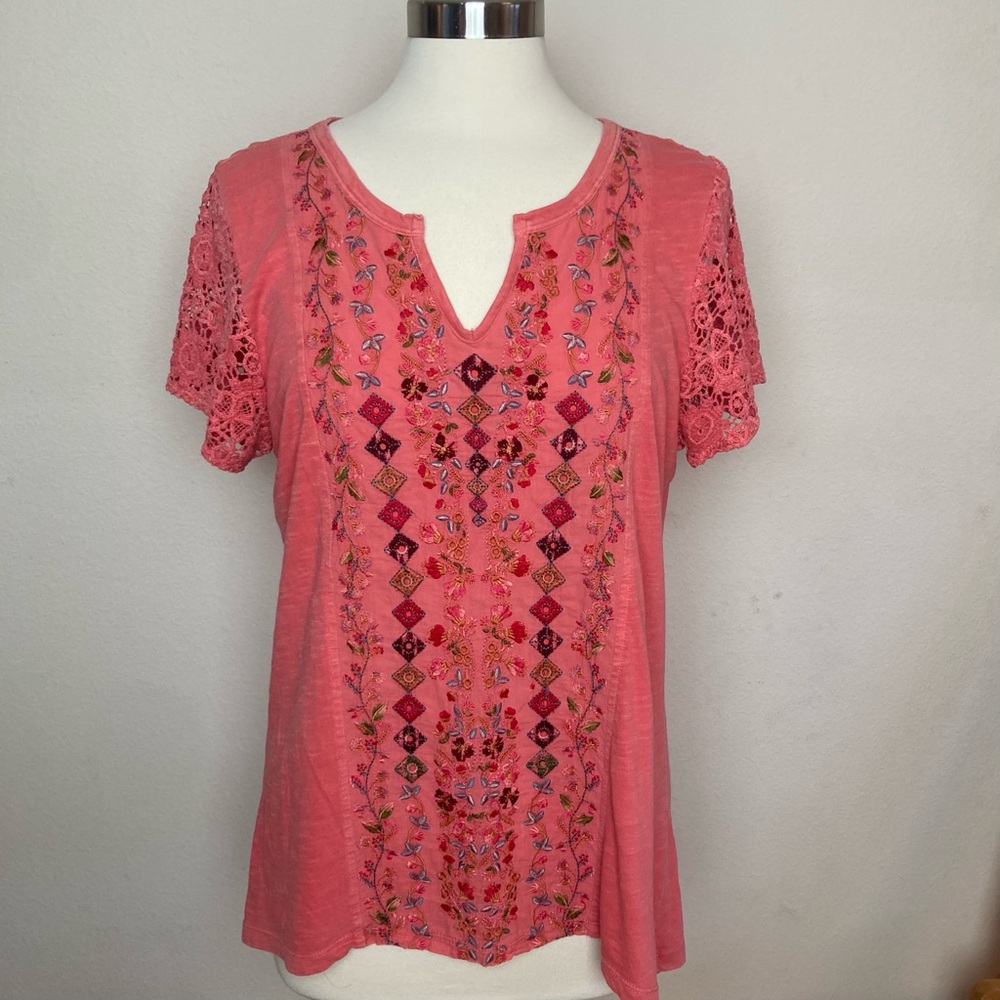 Super Beautiful Sundance Embroidered Tshirt Size L